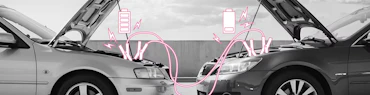 Ein Auto gibt dem anderen Auto Starthilfe
