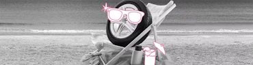 Sommerreifen liegt auf einer Liege am Strand mit Sonnenbrille und Cocktail