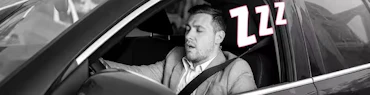Autofahrer schläft beim Fahren ein.