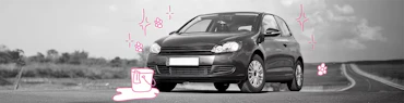 Neben einem Auto steht ein Putzeimer