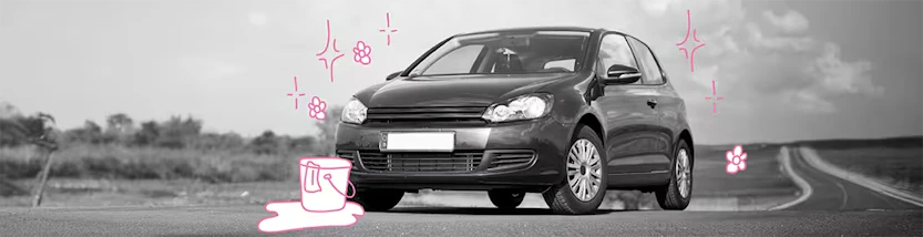 Neben einem Auto steht ein Putzeimer