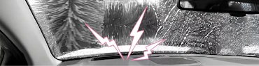 Elektroauto während der Autowäsche in einer Waschanlage