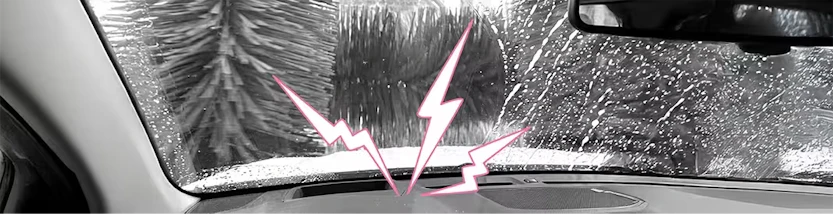 Elektroauto während der Autowäsche in einer Waschanlage