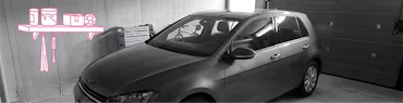 Auto parkt in der Garage