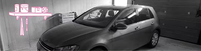 Auto parkt in der Garage