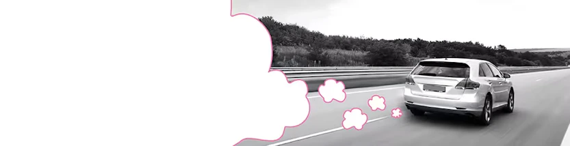 Aus dem Auspuff eines Autos kommt weißer Rauch.&nbsp;