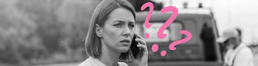 eine Frau telefoniert nach einem Unfall