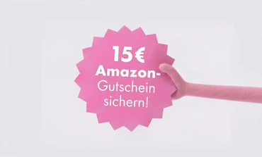 Puppe hält eine Karte hoch, wo drauf steht 15€ Amazon Gutschein sichern