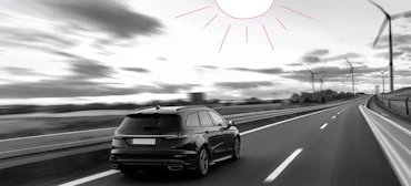 Ein Auto fährt auf einer Straße