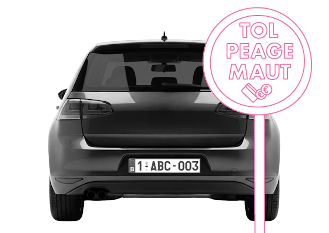 Auto mit belgischem Kennzeichen steht vor Maut-Schild