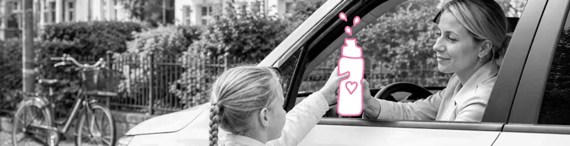 Eine Mutter sitzt im Auto verabschiedet sich von ihrem Kind, was zur Schule geht